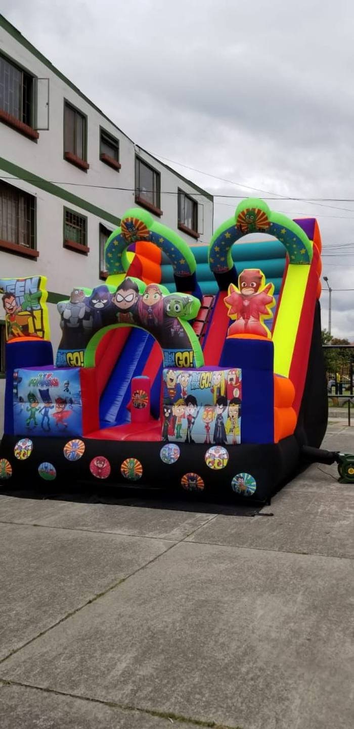 Tobogán gigante fabricado por Golden Inflables
