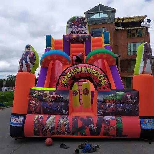 Tobogán inflable fabricado por Golden Inflables