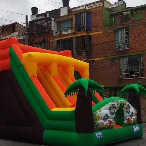 Tobogán inflable fabricado por Golden Inflables